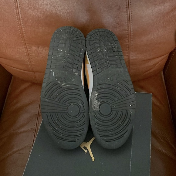 Air Jordan mid top university, gold and black size 9 - Picture 3 of 3